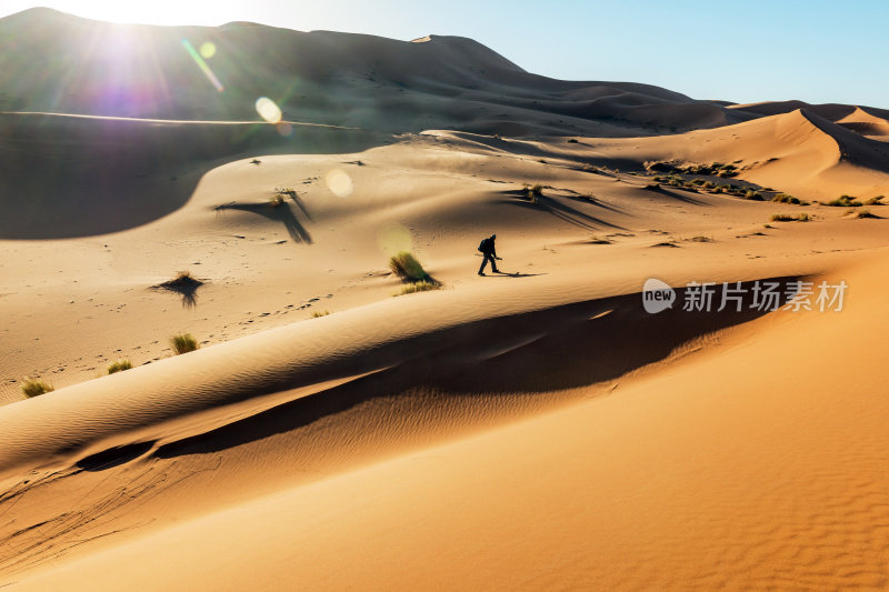 ，男性走在沙丘上，早上，Erg Chebbi，摩洛哥